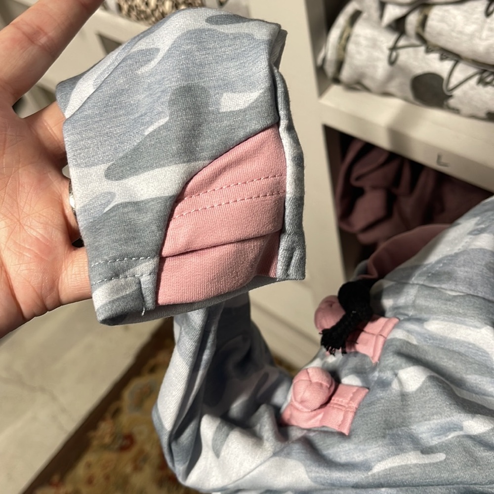Pink camo pullovers - Picture 4 of 5